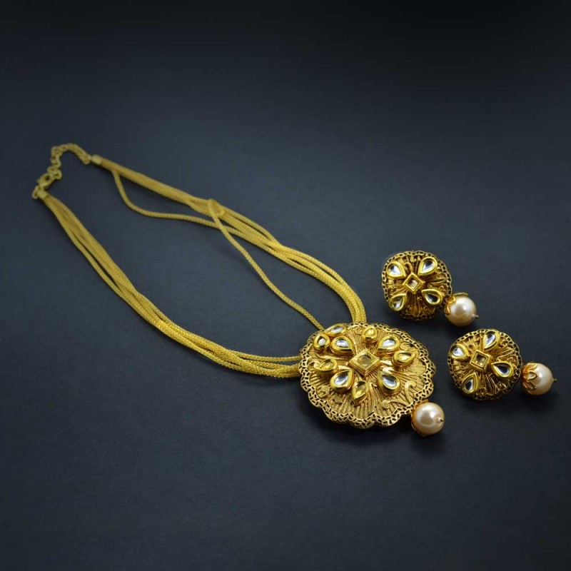 Gold Toned Studded Kundan Jewellery Set